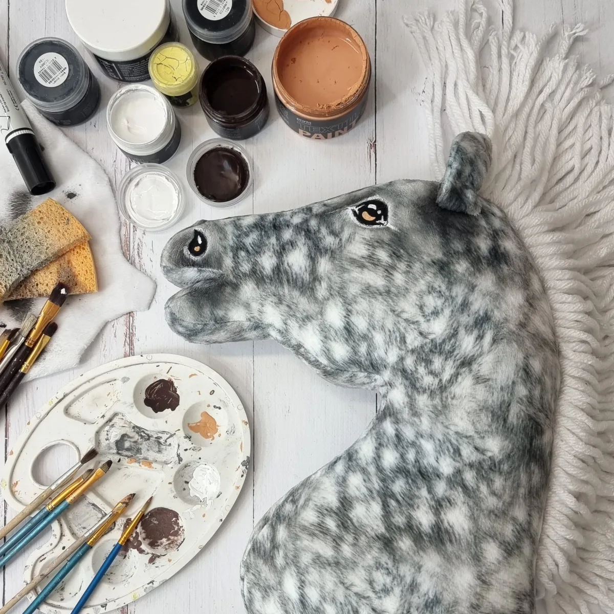 Žirgas ant lazdos „Super Hobby Horse Premium“, obuoliuotas širmas žirgas su baltais karčiais A3
