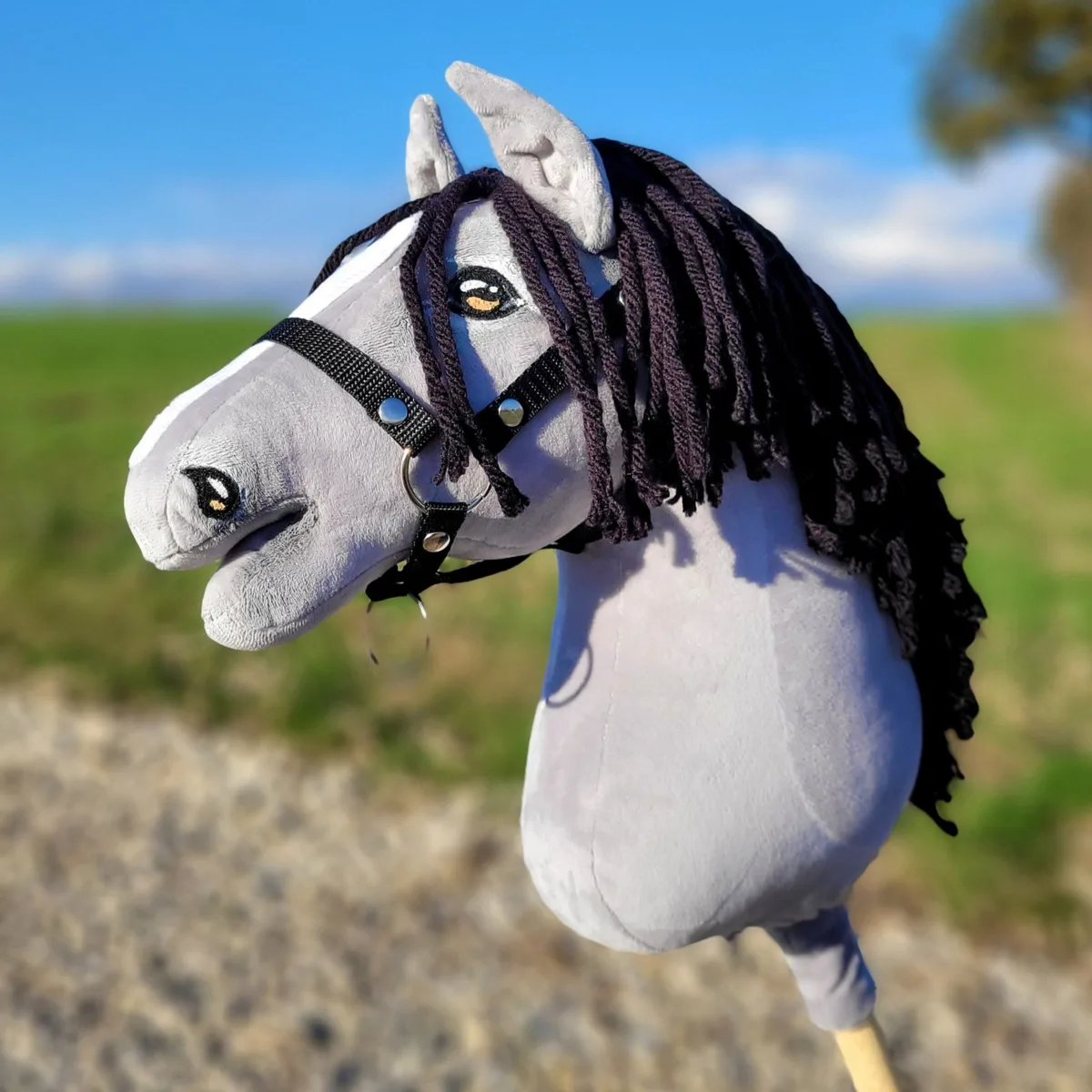Žirgas ant lazdos „Super Hobby Horse Premium“, širmas žirgas IV su juodais karčiais A3