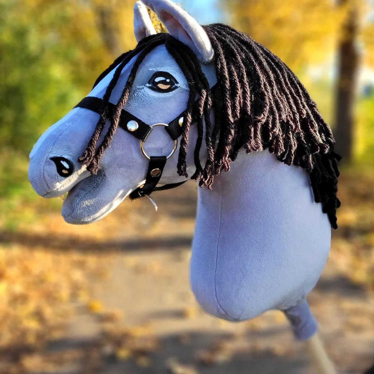 Žirgas ant lazdos „Super Hobby Horse Premium“, širmas žirgas IV su juodais karčiais A3