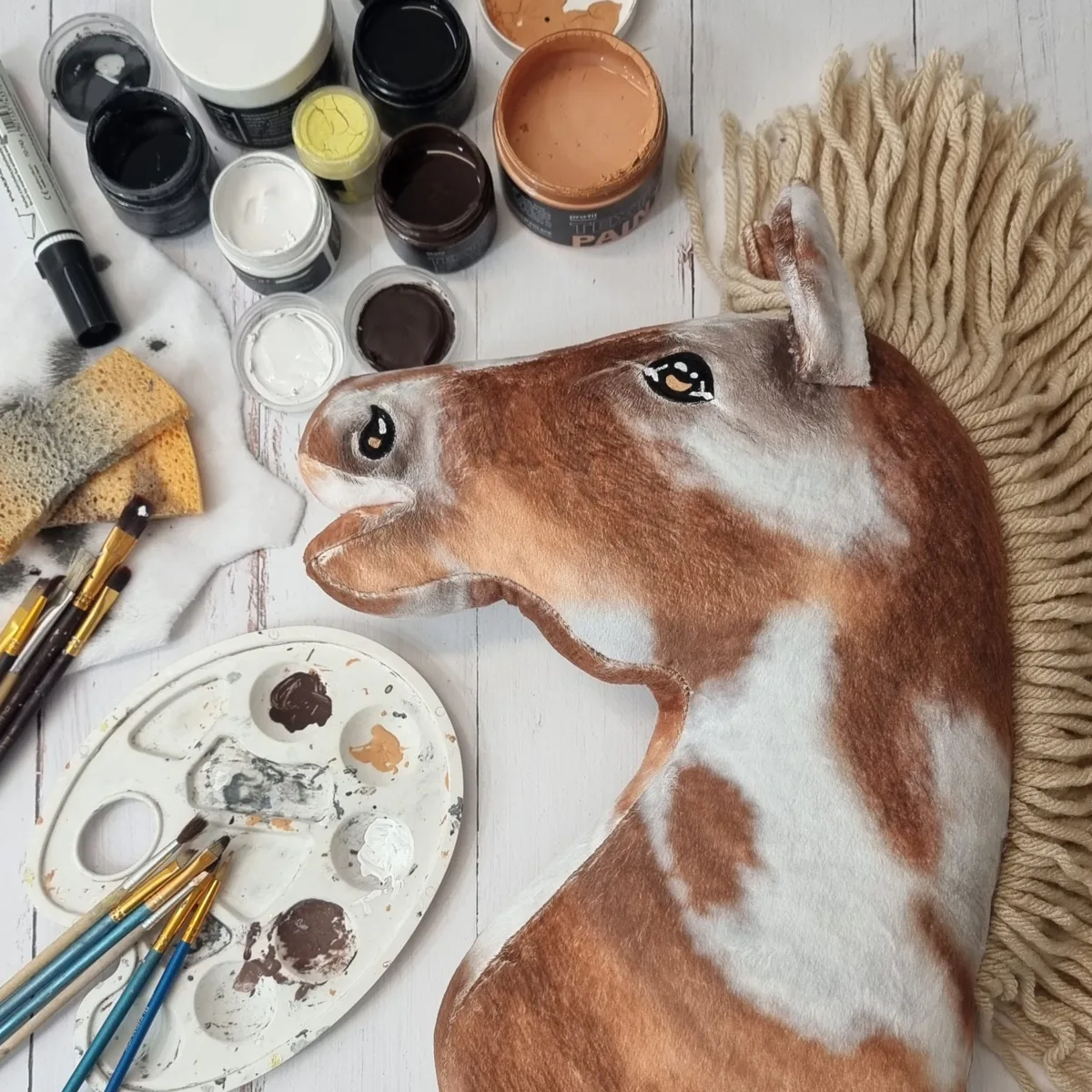 Žirgas ant lazdos „Super Hobby Horse Premium“, margas tobiano bėras žirgas su smėlio spalvos karčiais A3