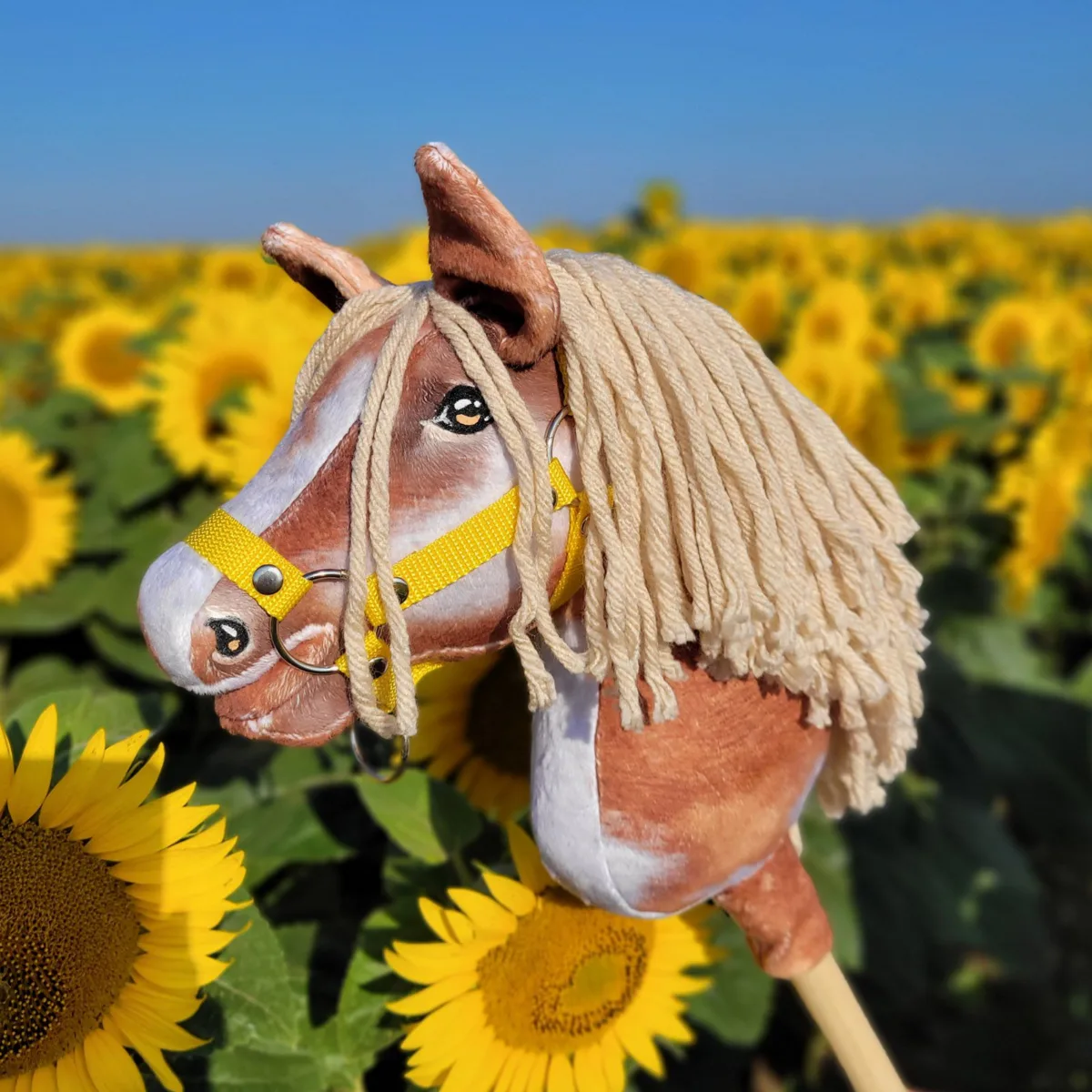 Žirgas ant lazdos „Super Hobby Horse Premium“, margas tobiano bėras žirgas su smėlio spalvos karčiais A4