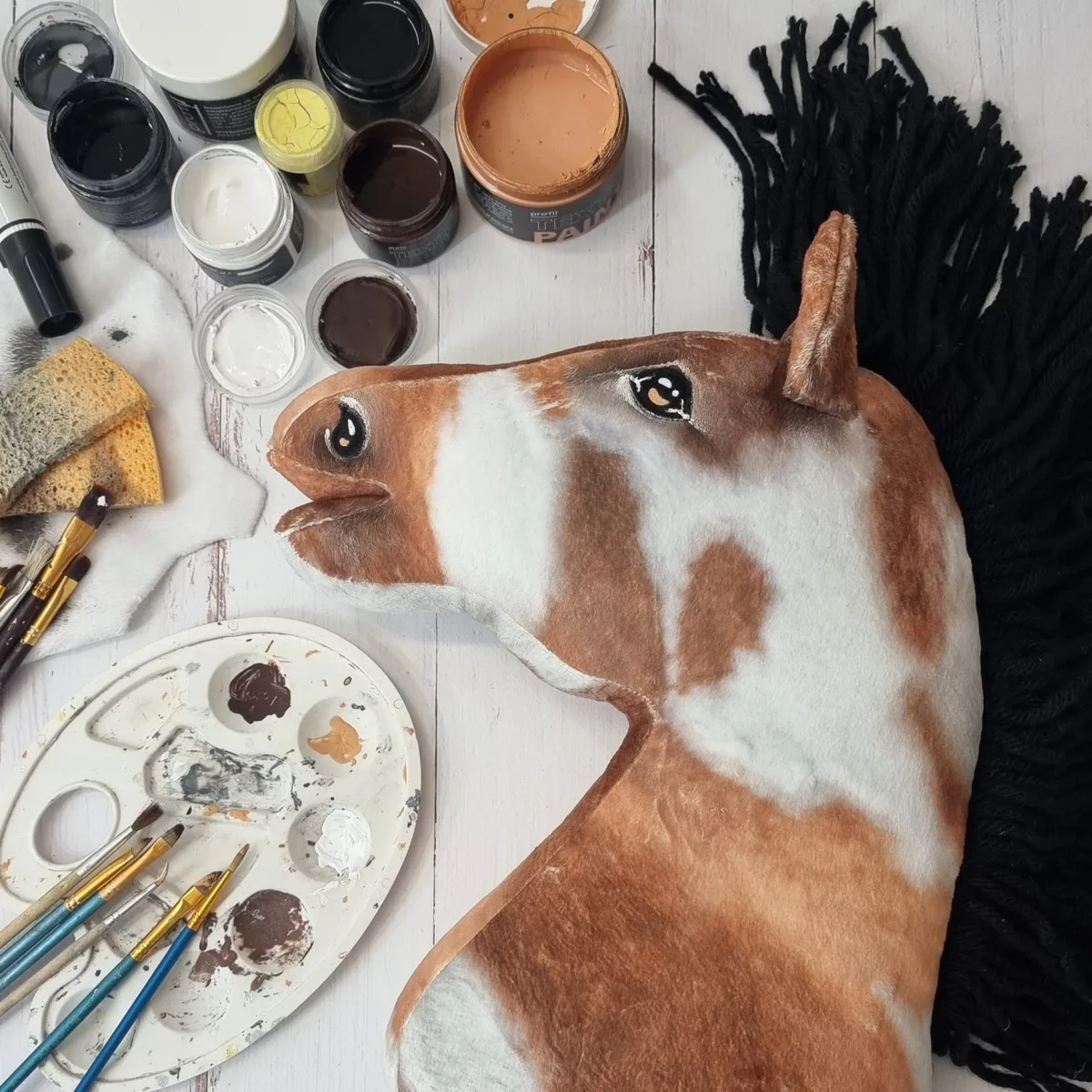 Žirgas ant lazdos „Super Hobby Horse Premium“, margas tobiano bėras žirgas su juodais karčiais A3