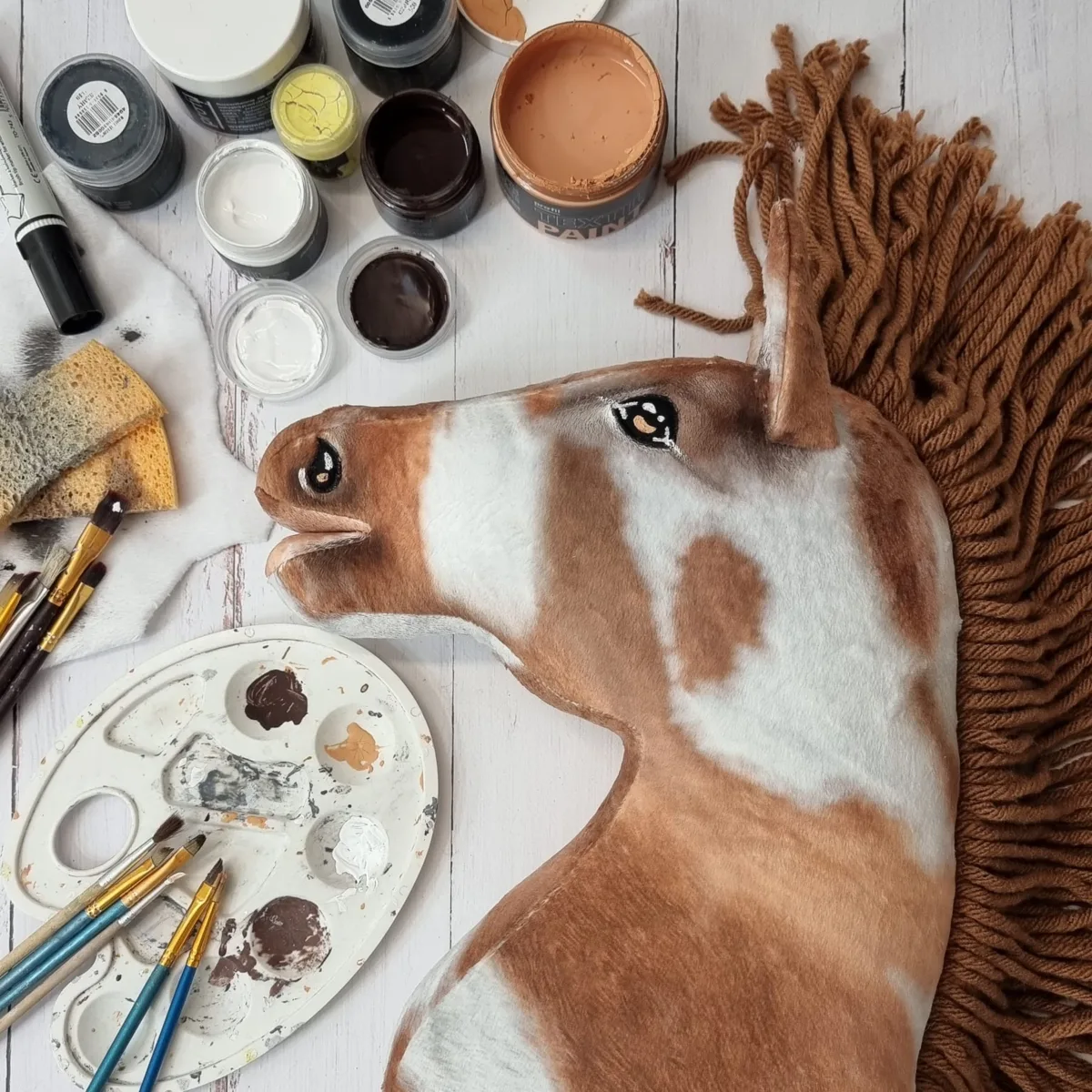 Žirgas ant lazdos „Super Hobby Horse Premium“, margas tobiano bėras žirgas su rudais karčiais A3