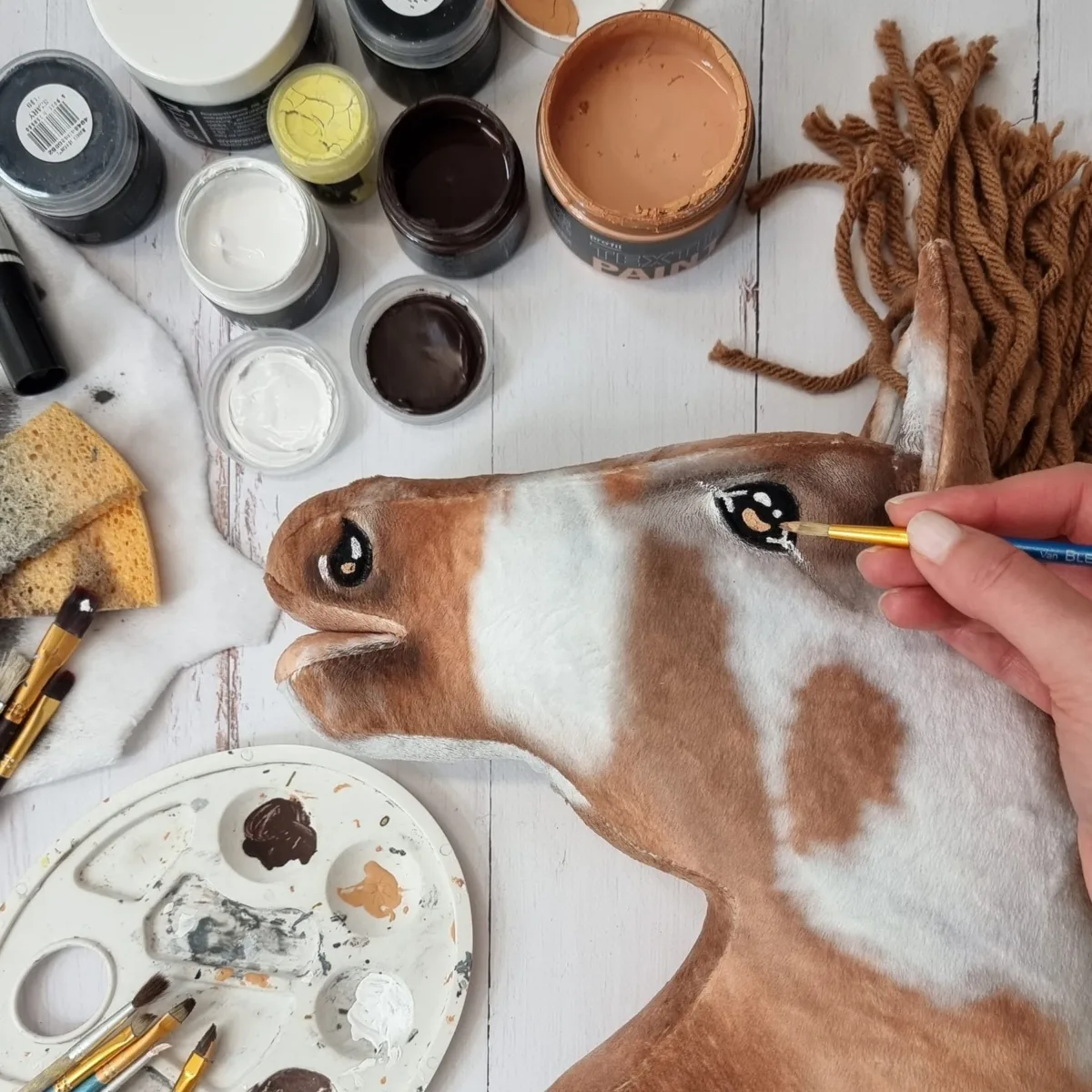 Žirgas ant lazdos „Super Hobby Horse Premium“, margas tobiano bėras žirgas su rudais karčiais A3