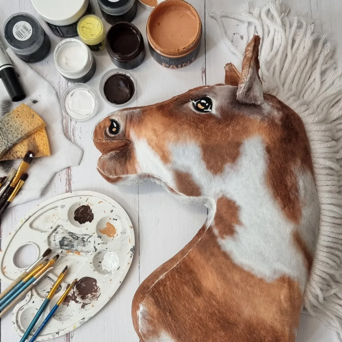 Žirgas ant lazdos „Super Hobby Horse Premium“, margas tobiano bėras žirgas su baltais karčiais A3