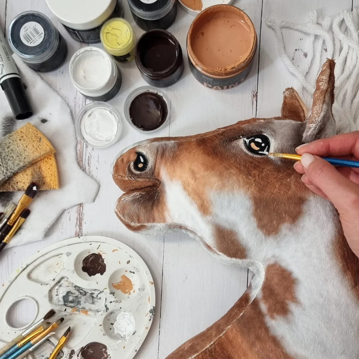 Žirgas ant lazdos „Super Hobby Horse Premium“, margas tobiano bėras žirgas su baltais karčiais A3