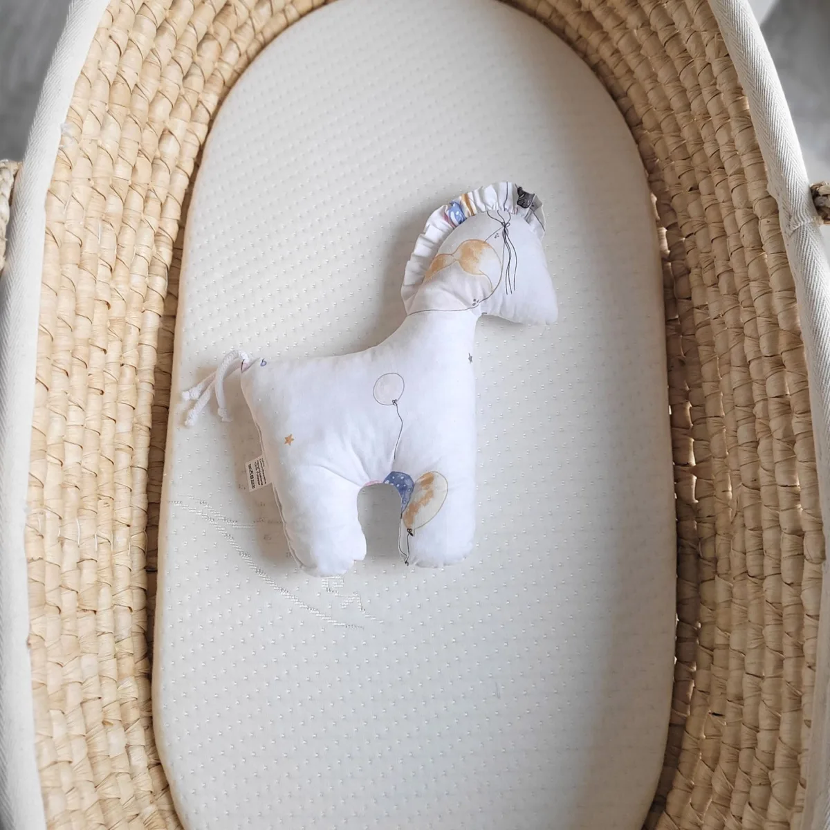 Žirgelis „LUCKY“, minkštas pirmasis žaislas apkabinti, spalvos: mėlyna, pilka ir kitos