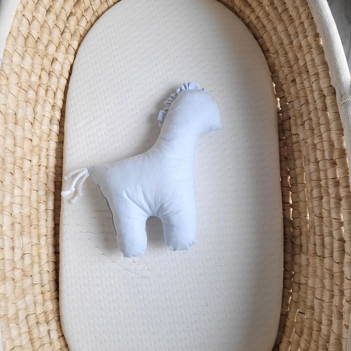 Žirgelis „LUCKY“, minkštas pirmasis žaislas apkabinti, spalvos: mėlyna, pilka ir kitos