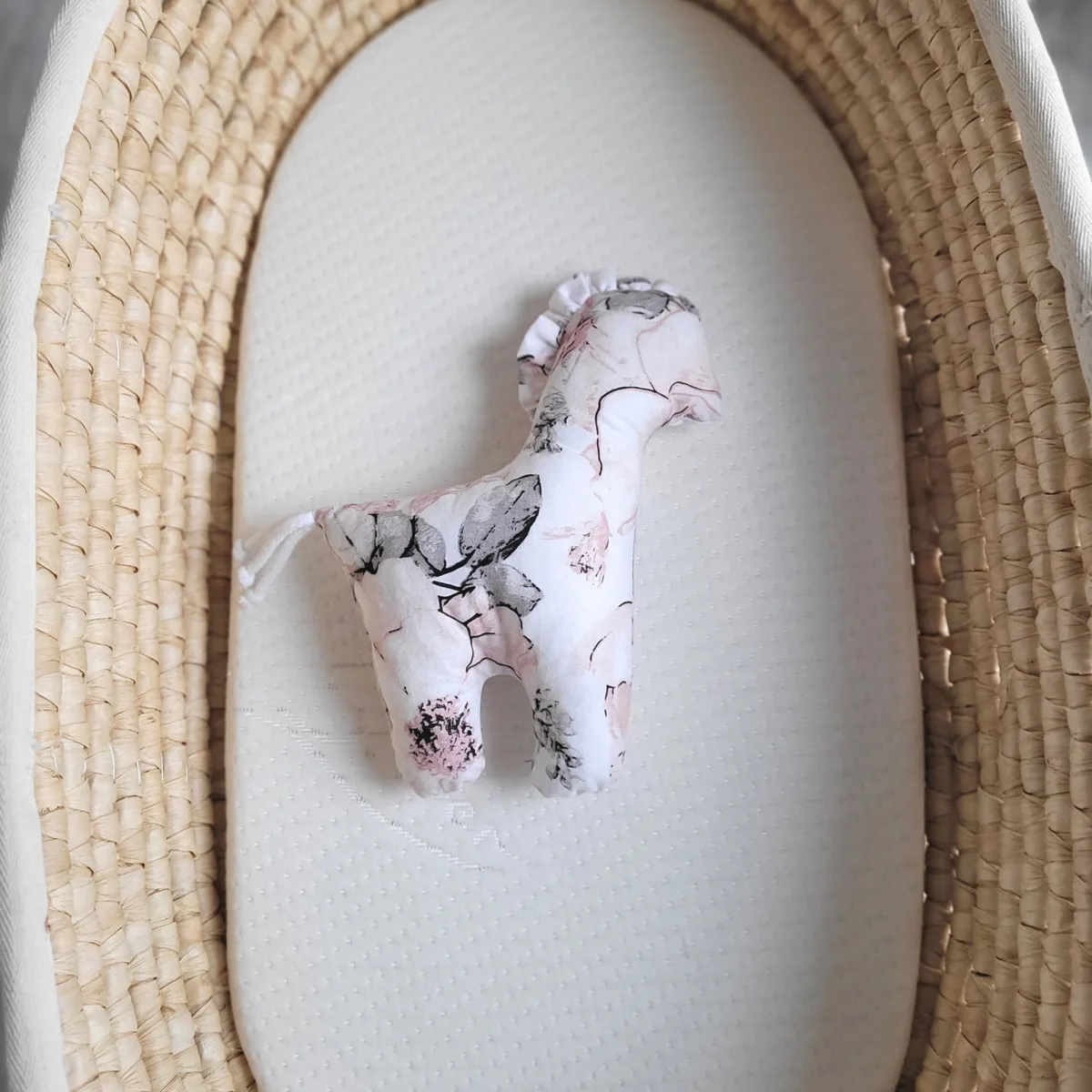 Žirgelis „LUCKY“, minkštas pirmasis žaislas apkabinti, spalvos: rožinė, ruda ir kitos