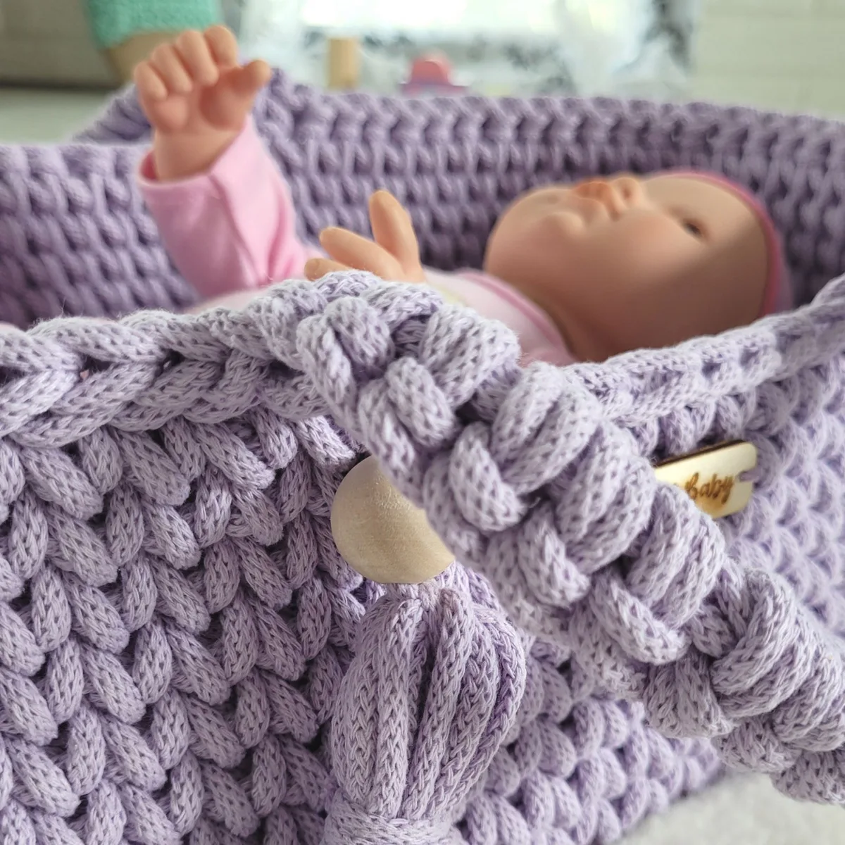 Medvilninis Mozės krepšelis lėlėms „BOHO“ su supamu stovu, spalvos: rožinė, smėlio ir kitos