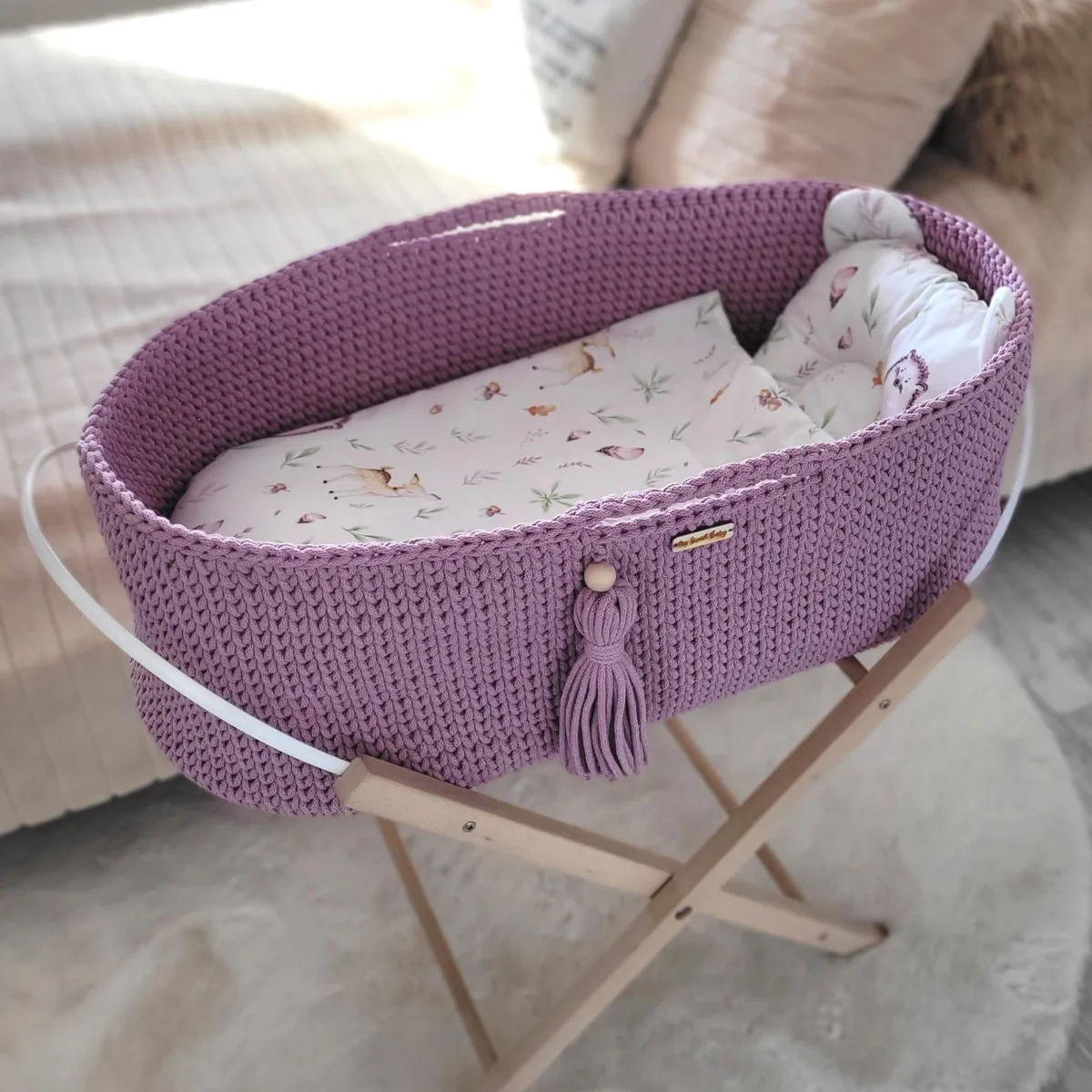 Mozės krepšelis „BOHO“, rankų darbo, medvilninis, su čiužiniu, spalvos: smėlio, violetinė ir žalia