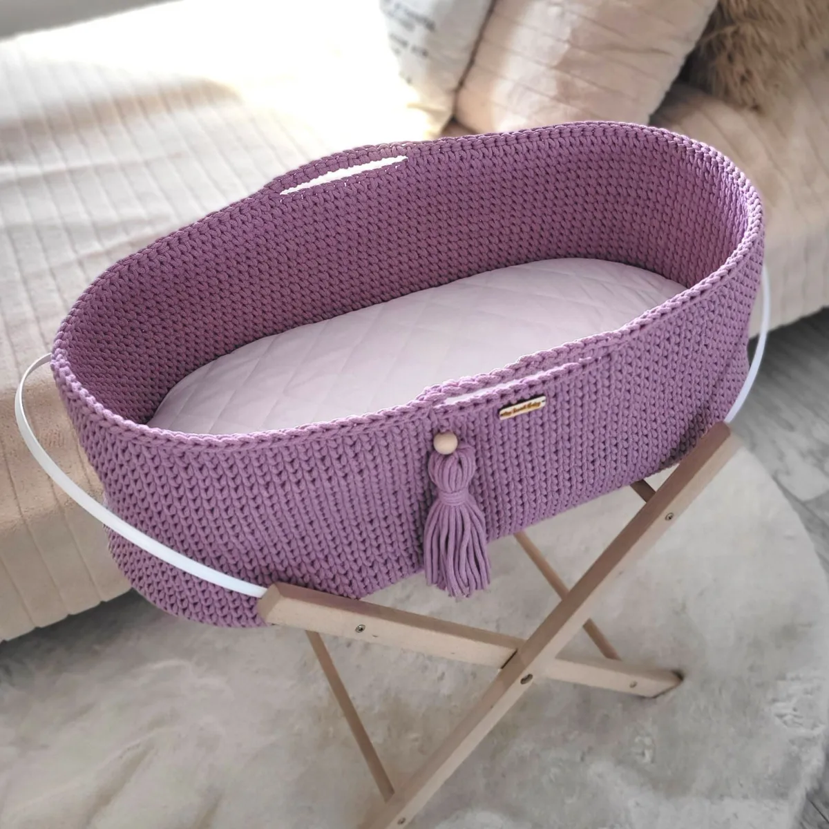 Mozės krepšelis „BOHO“, rankų darbo, medvilninis, su čiužiniu, spalvos: smėlio, violetinė ir žalia