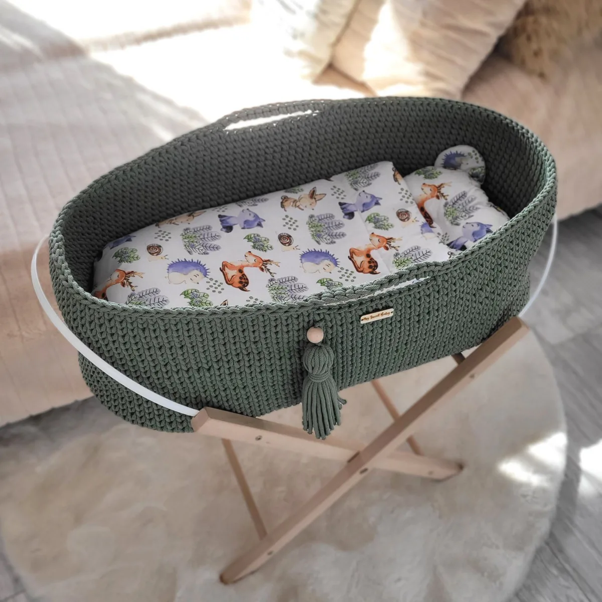 Mozės krepšelis „BOHO“, rankų darbo, medvilninis, su čiužiniu, spalvos: smėlio, violetinė ir žalia