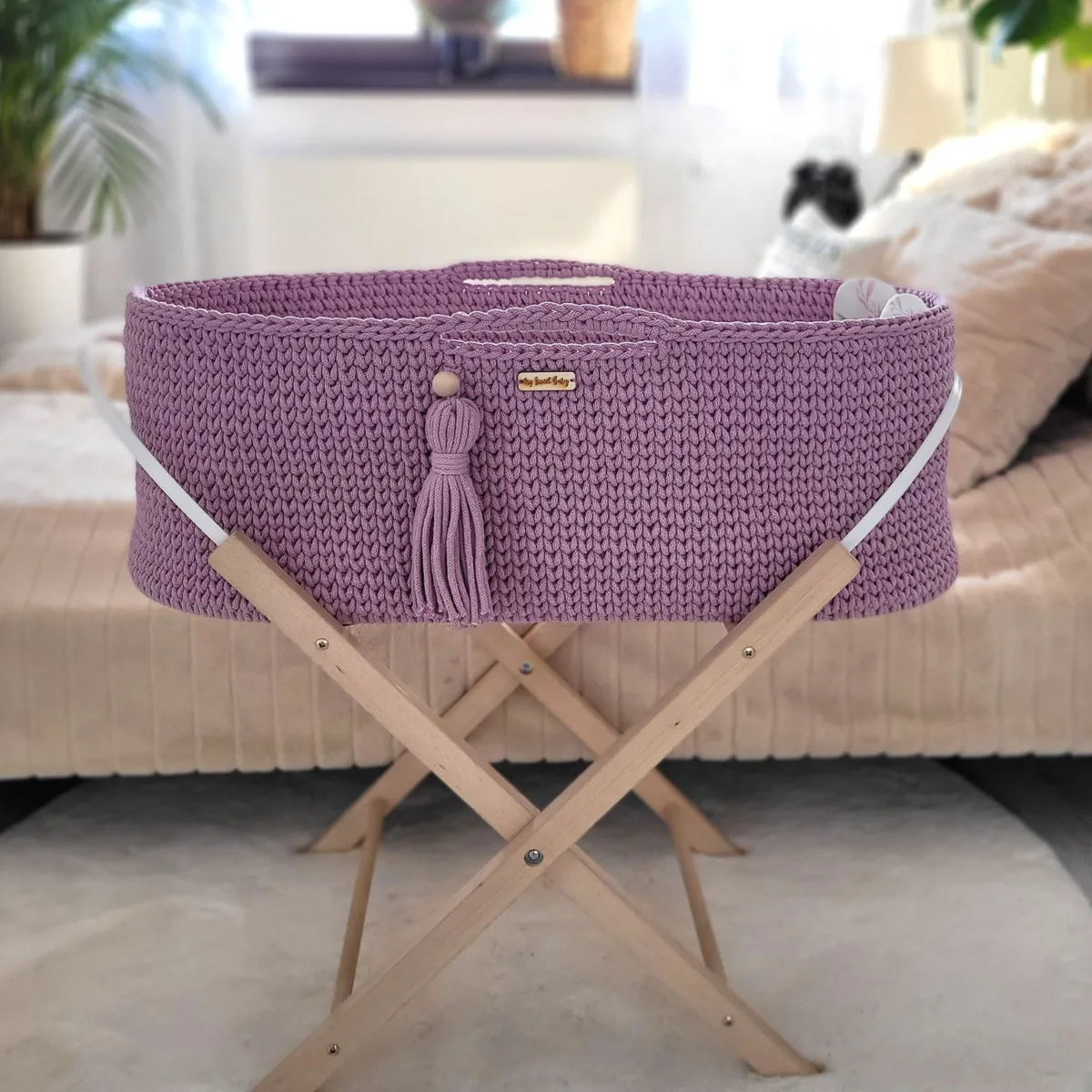 Mozės krepšelis „BOHO“, rankų darbo, su stovu, spalvos: smėlio, violetinė ir žalia