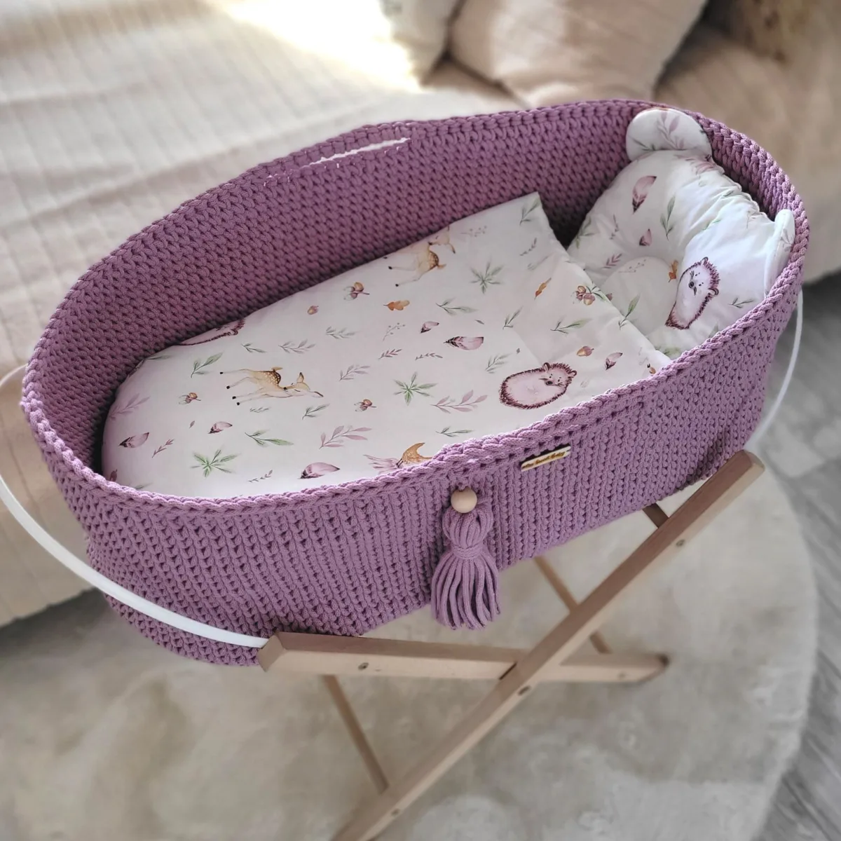 Mozės krepšelis „BOHO“, rankų darbo, su stovu, spalvos: smėlio, violetinė ir žalia