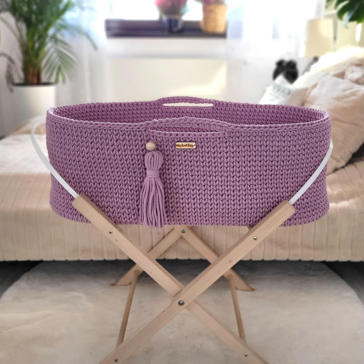 Mozės krepšelis „BOHO“, rankų darbo, su stovu, spalvos: smėlio, violetinė ir žalia