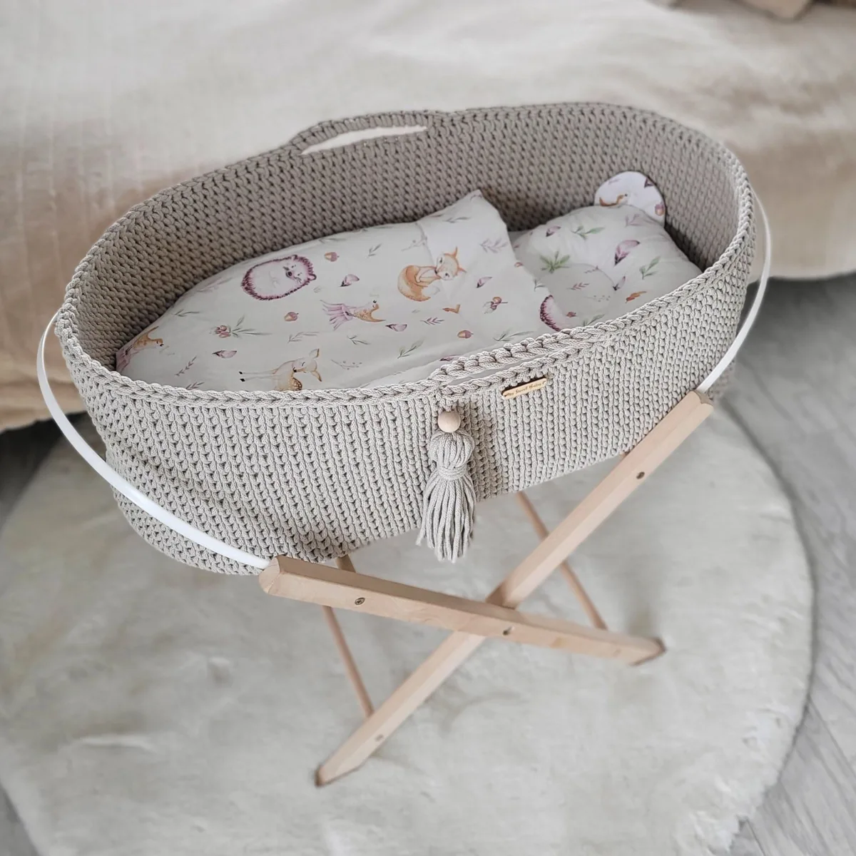 Mozės krepšelis „BOHO“, rankų darbo, su stovu, spalvos: smėlio, violetinė ir žalia