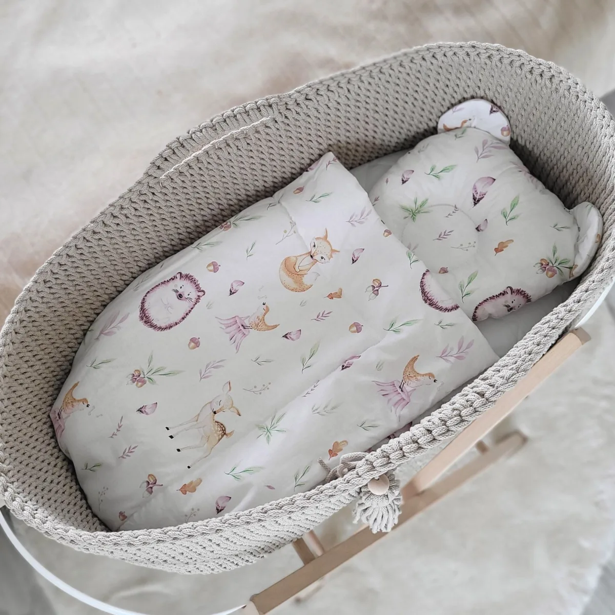Mozės krepšelis „BOHO“, rankų darbo, su stovu, spalvos: smėlio, violetinė ir žalia