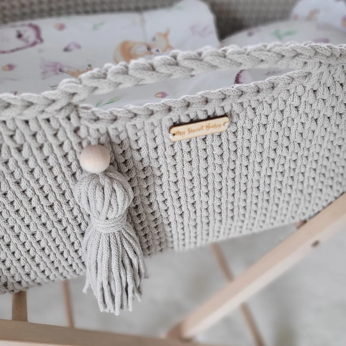 Mozės krepšelis „BOHO“, rankų darbo, su stovu, spalvos: smėlio, violetinė ir žalia