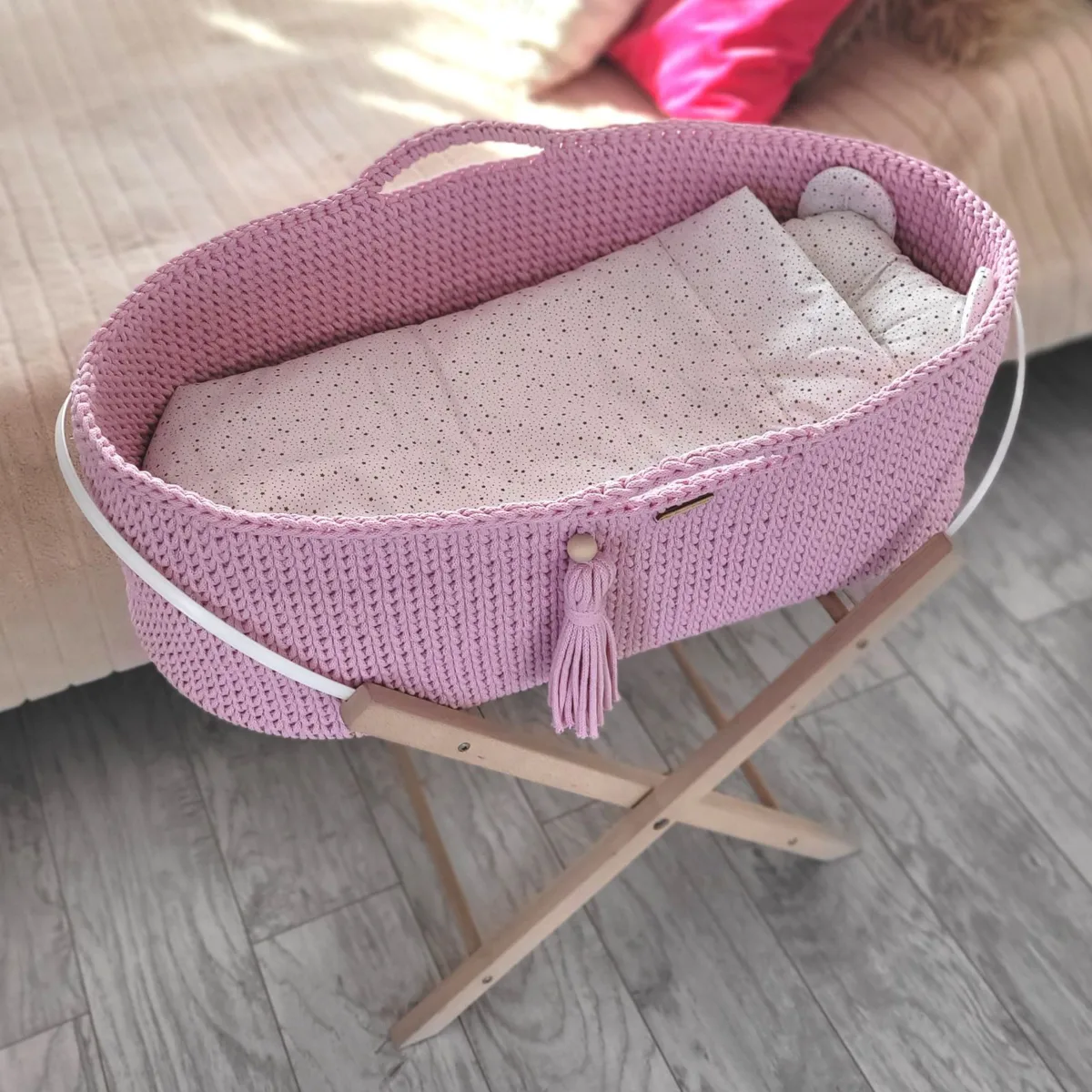 Mozės krepšelis „BOHO“, rankų darbo, su stovu, spalvos: rožinė, ruda ir smėlio
