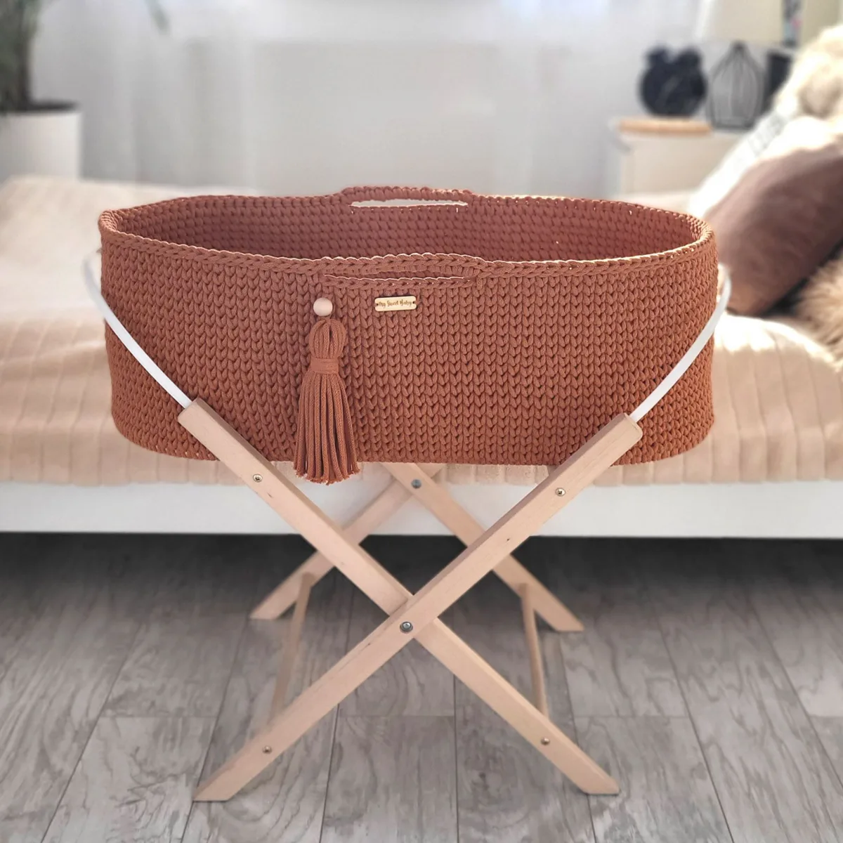 Mozės krepšelis „BOHO“, rankų darbo, su stovu, spalvos: rožinė, ruda ir smėlio