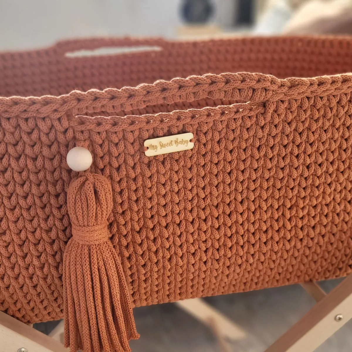Mozės krepšelis „BOHO“, rankų darbo, su stovu, spalvos: rožinė, ruda ir smėlio