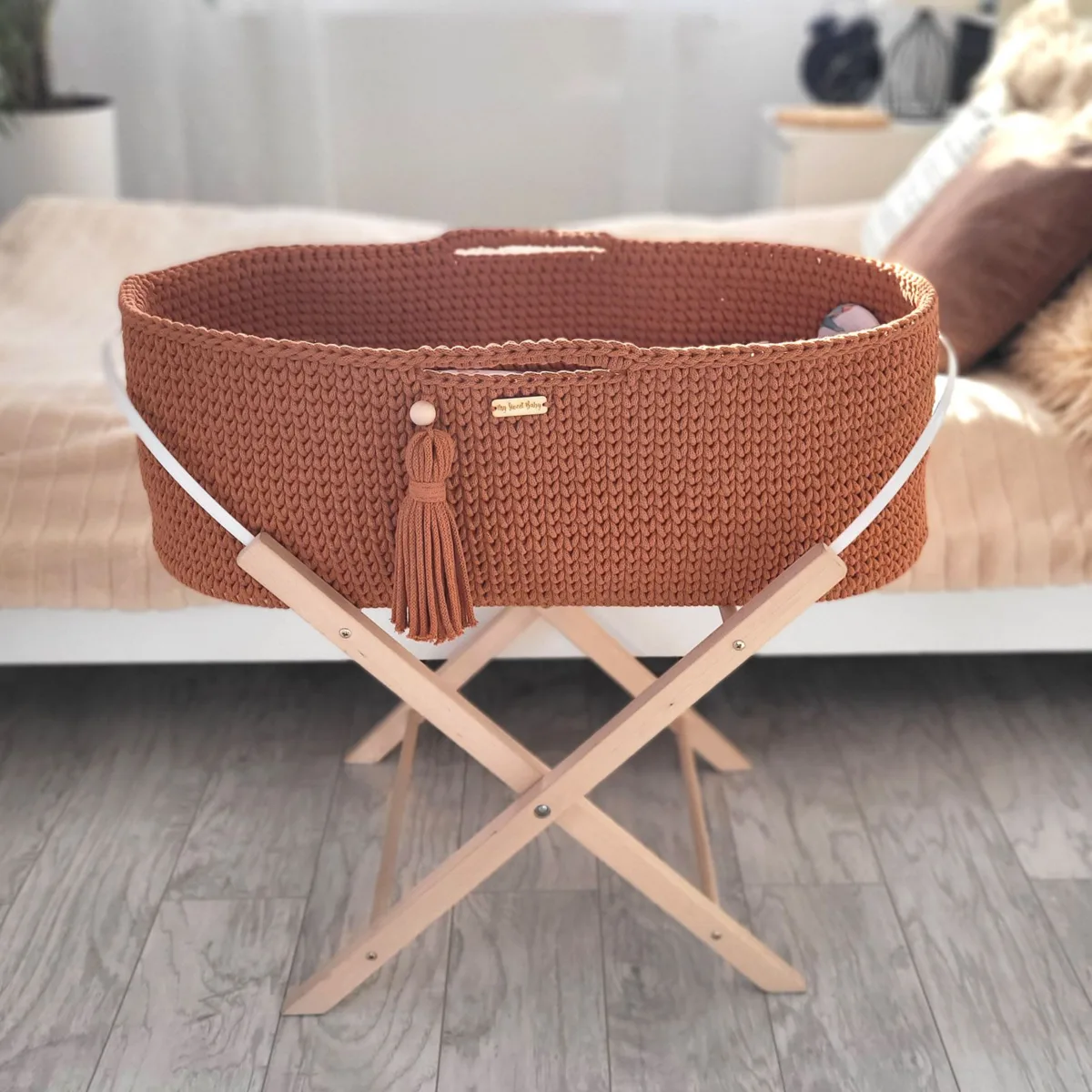 Mozės krepšelis „BOHO“, rankų darbo, su stovu, spalvos: rožinė, ruda ir smėlio