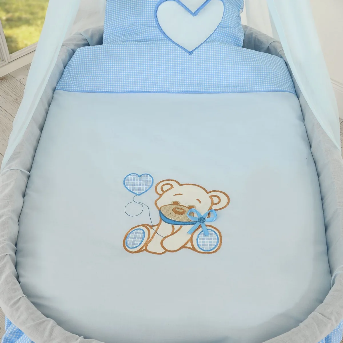 Pintas Mozės krepšelis su baldakimu „Bear with bow“, spalvos: balta, mėlyna ir rožinė