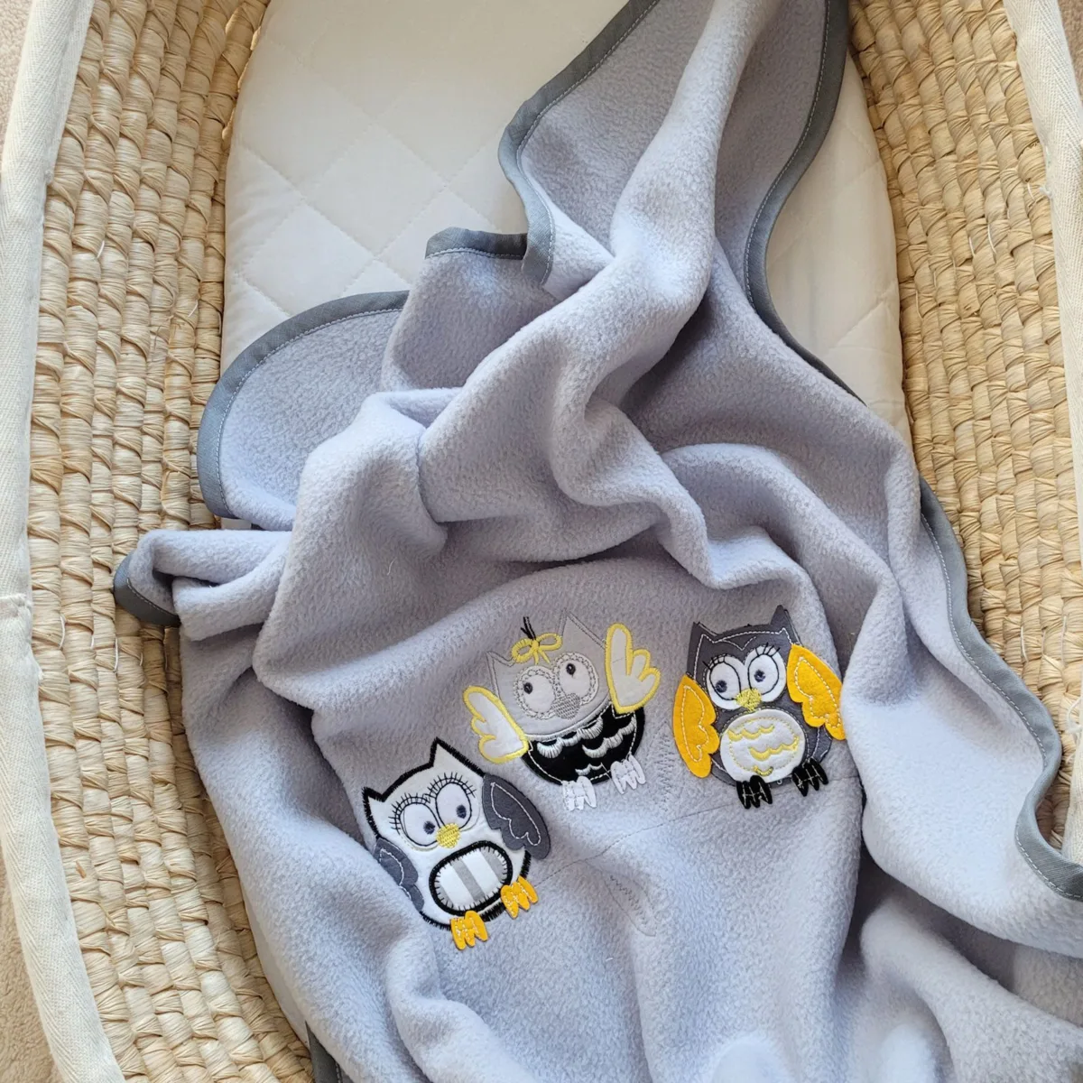 Flisinis pledas kūdikiams „Owls Bigi Zibi & Adele“, spalvos: pilka, rožinė ir smėlio