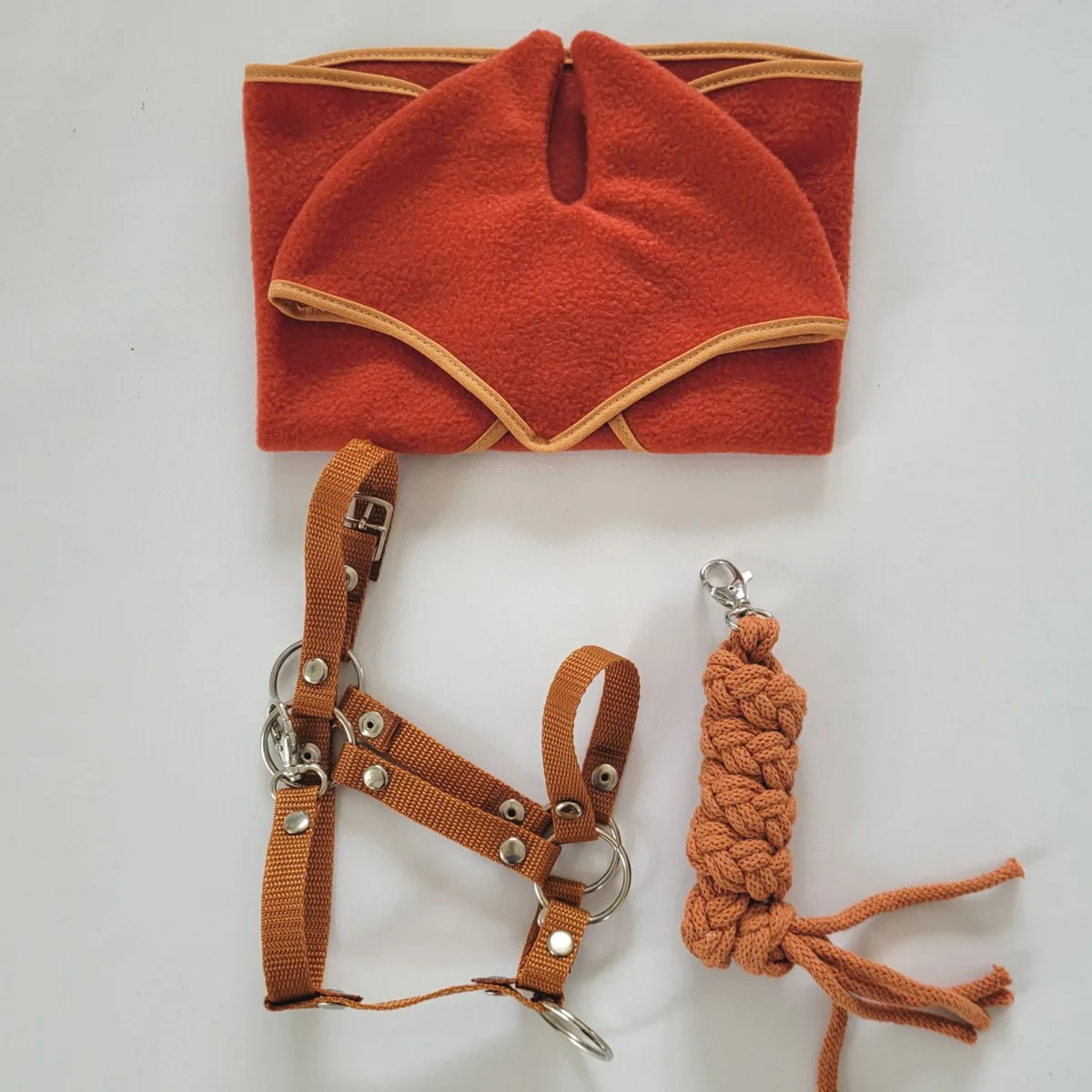 Rinkinys „Hobby Horse“ žirgui A3: flisinis apklotas ir ausinės, spalvos: geltona, juoda ir kitos