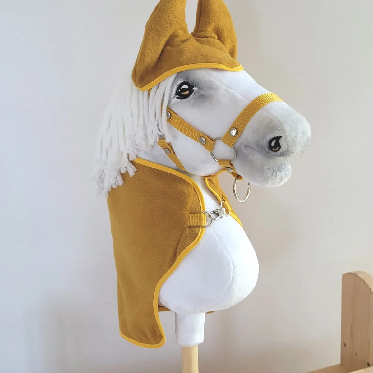 Rinkinys „Hobby Horse“ žirgams A4 ir A5: flisinis apklotas ir ausinės, spalvos: geltona, juoda ir kitos