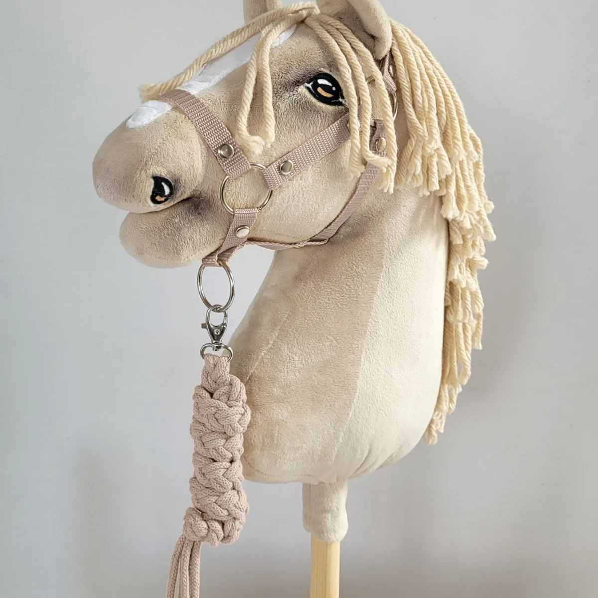 Rinkinys „Hobby Horse“ žirgui: apynasris A3 ir virvinis pavadis, spalvos: rožinė, ruda ir kitos