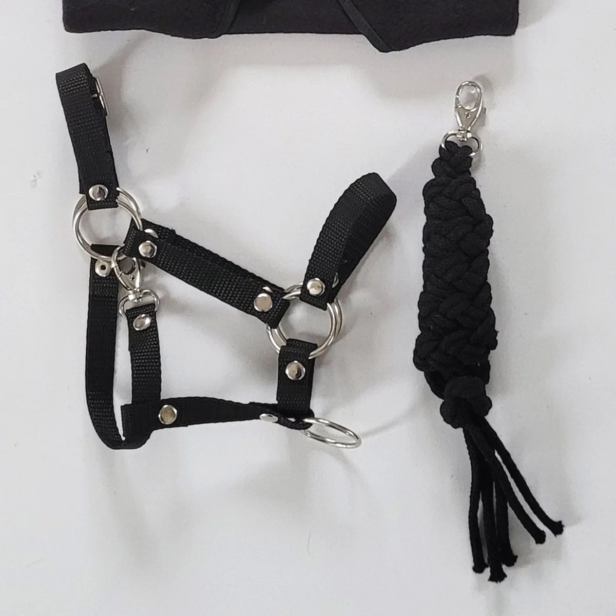 Rinkinys „Hobby Horse“ žirgui: apynasris A3 ir virvinis pavadis, spalvos: geltona, juoda ir kitos