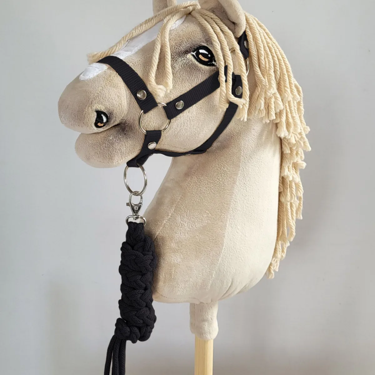 Rinkinys „Hobby Horse“ žirgui: apynasris A3 ir virvinis pavadis, spalvos: geltona, juoda ir kitos