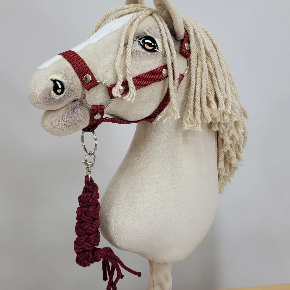 Rinkinys „Hobby Horse“ žirgui: apynasris A3 ir virvinis pavadis, spalvos: oranžinė, raudona ir rožinė