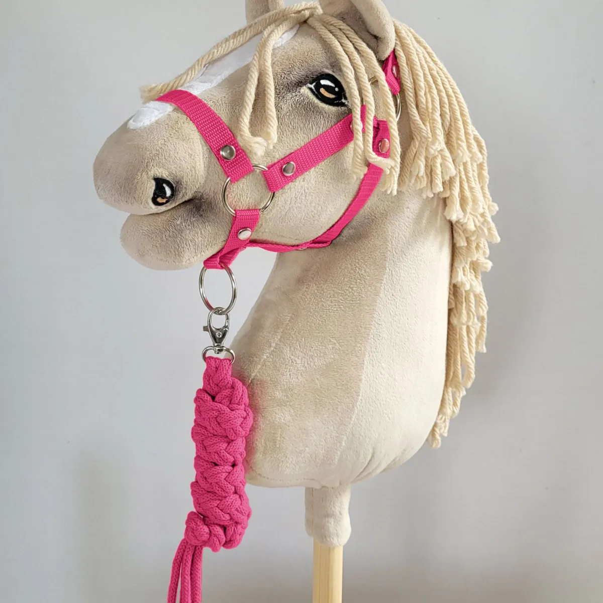 Rinkinys „Hobby Horse“ žirgui: apynasris A3 ir virvinis pavadis, spalvos: oranžinė, raudona ir rožinė