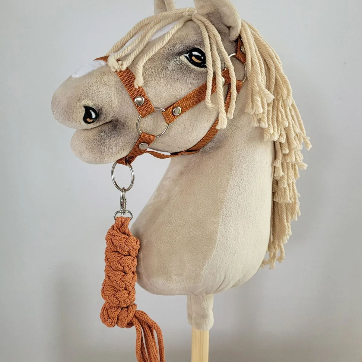 Rinkinys „Hobby Horse“ žirgui: apynasris A3 ir virvinis pavadis, spalvos: geltona, juoda ir kitos