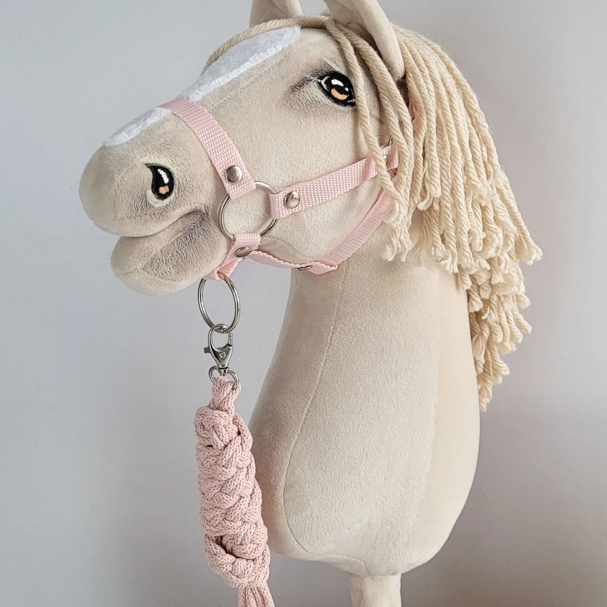 Rinkinys „Hobby Horse“ žirgui: apynasris A3 ir virvinis pavadis, spalvos: rožinė, ruda ir kitos