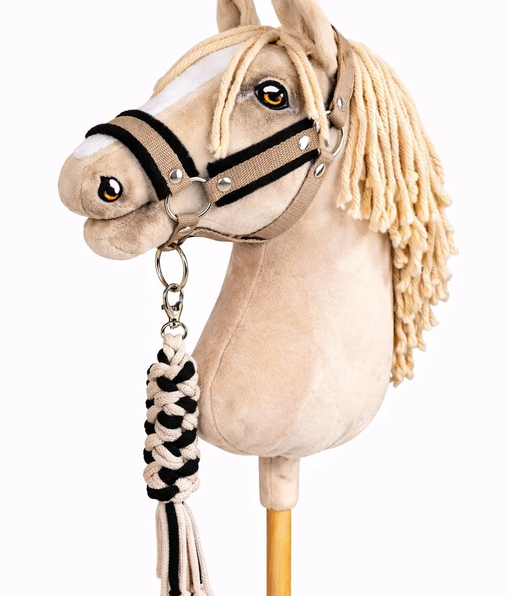 Rinkinys „Hobby Horse“ žirgui: apynasris A3 su juodu kailiuku ir virvinis pavadis, spalvos: rožinė, ruda ir kitos