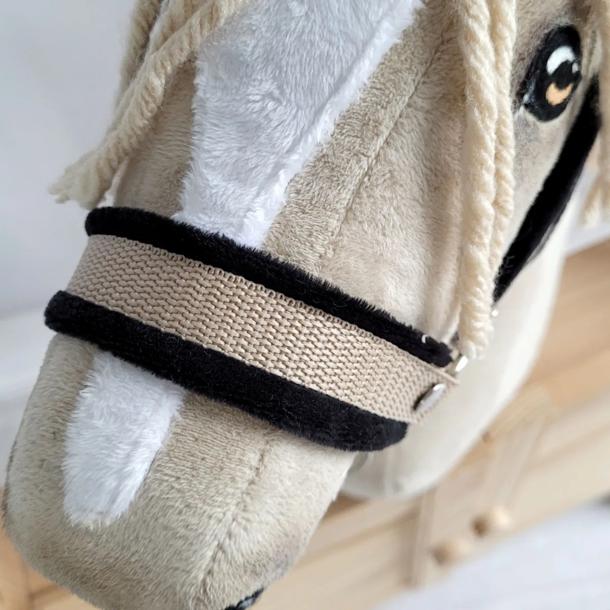 Rinkinys „Hobby Horse“ žirgui: apynasris A3 su juodu kailiuku ir virvinis pavadis, spalvos: rožinė, ruda ir kitos