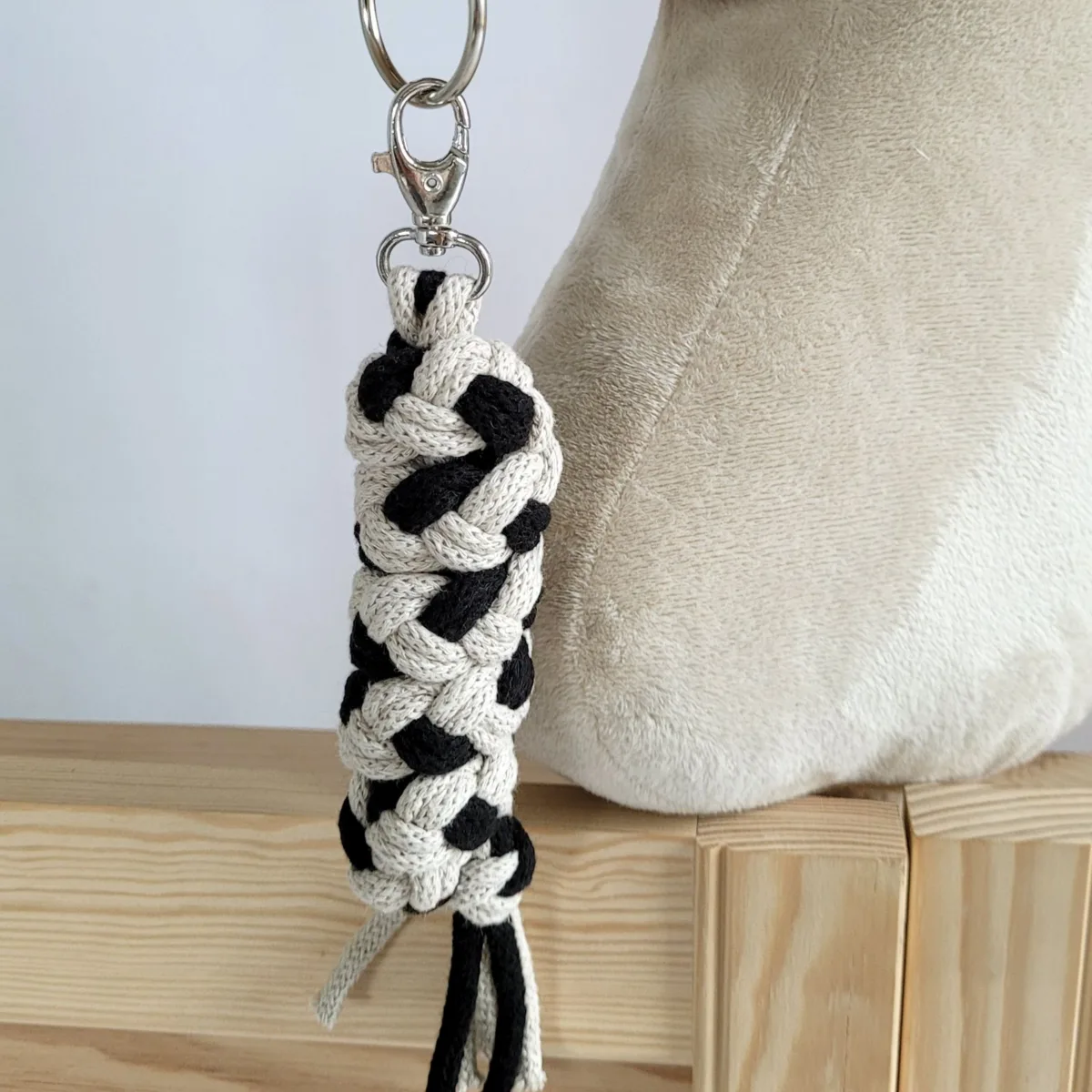 Rinkinys „Hobby Horse“ žirgui: apynasris A3 su juodu kailiuku ir virvinis pavadis, spalvos: rožinė, ruda ir kitos