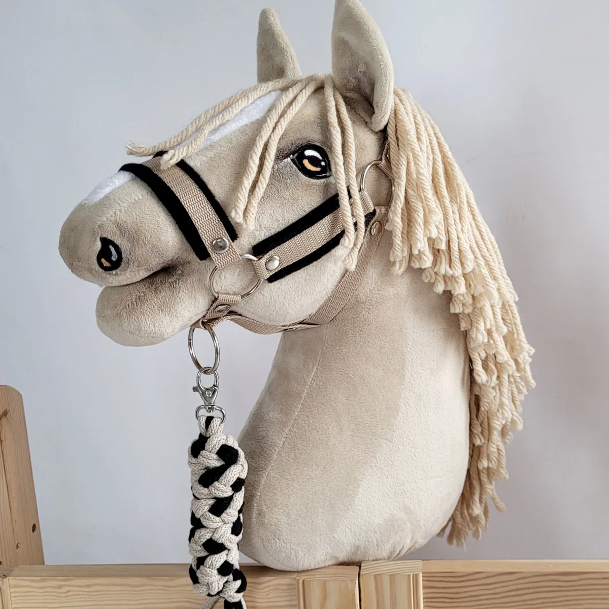Rinkinys „Hobby Horse“ žirgui: apynasris A3 su juodu kailiuku ir virvinis pavadis, spalvos: rožinė, ruda ir kitos