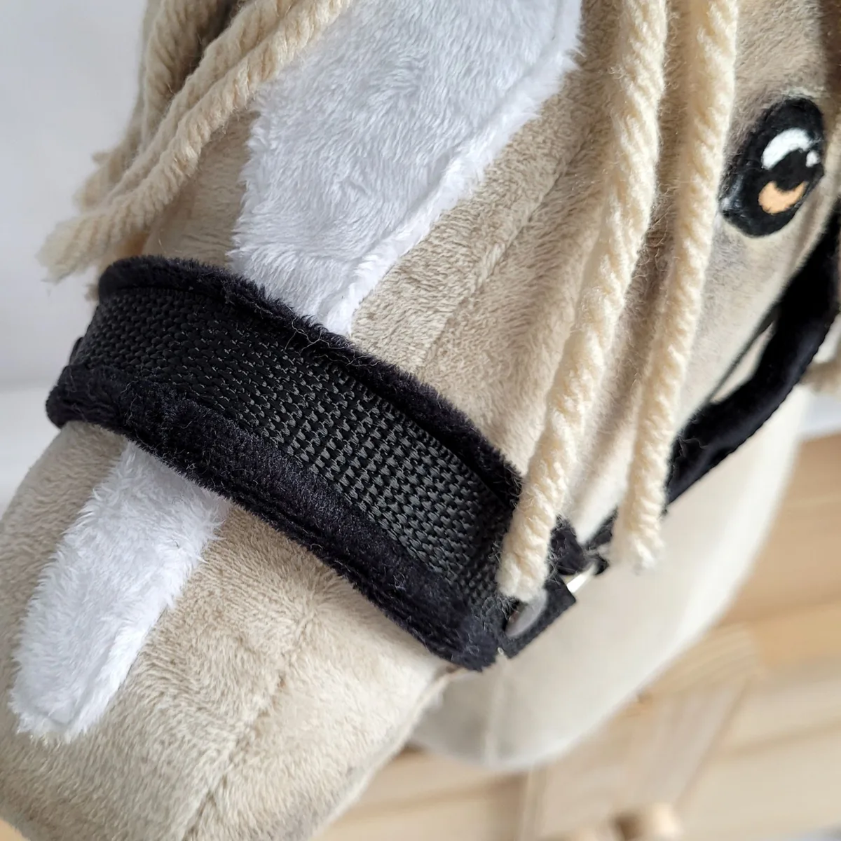 Rinkinys „Hobby Horse“ žirgui: apynasris A3 su juodu kailiuku ir virvinis pavadis, spalvos: geltona ir juoda