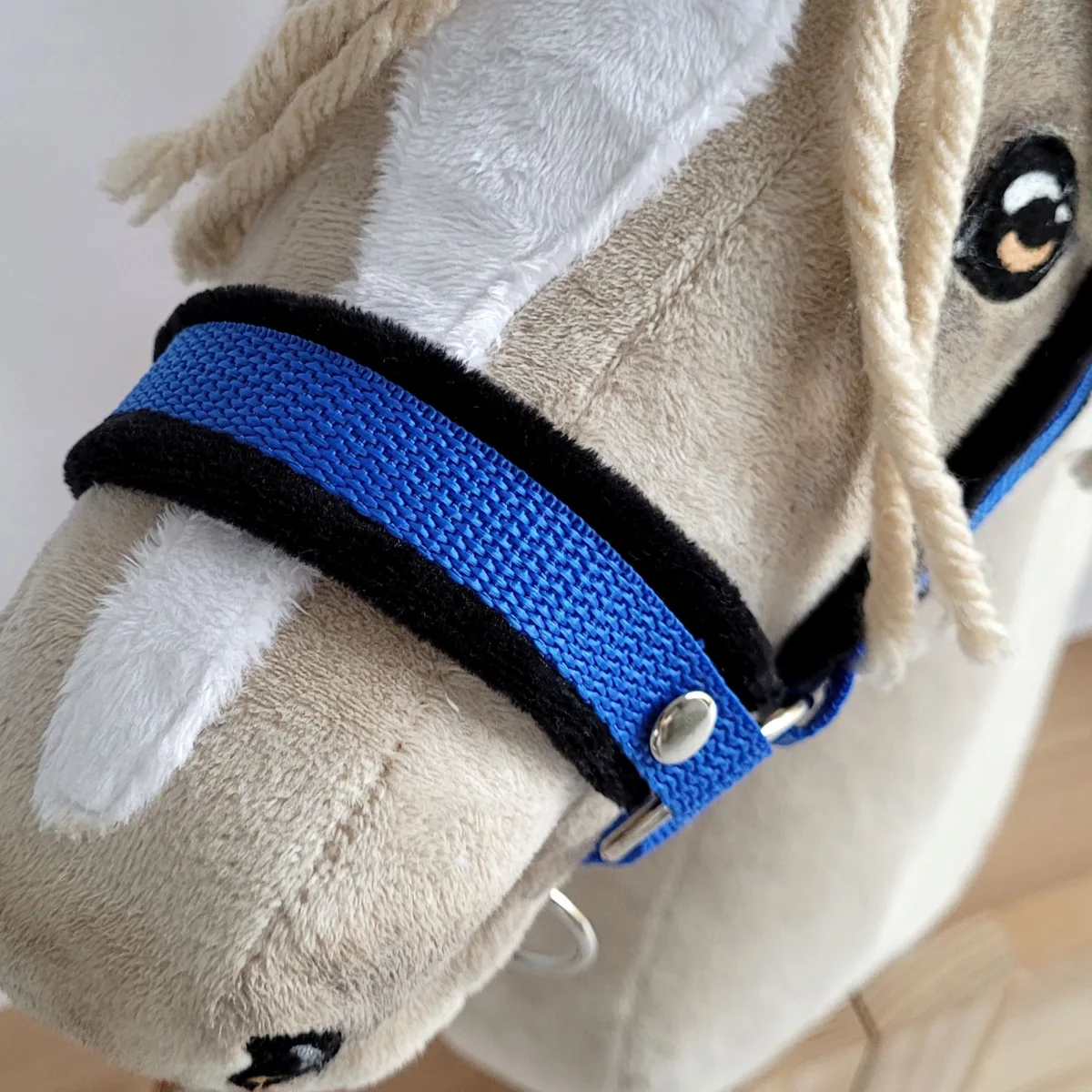 Rinkinys „Hobby Horse“ žirgui: apynasris A3 su juodu kailiuku ir virvinis pavadis, spalvos: mėlyna ir oranžinė