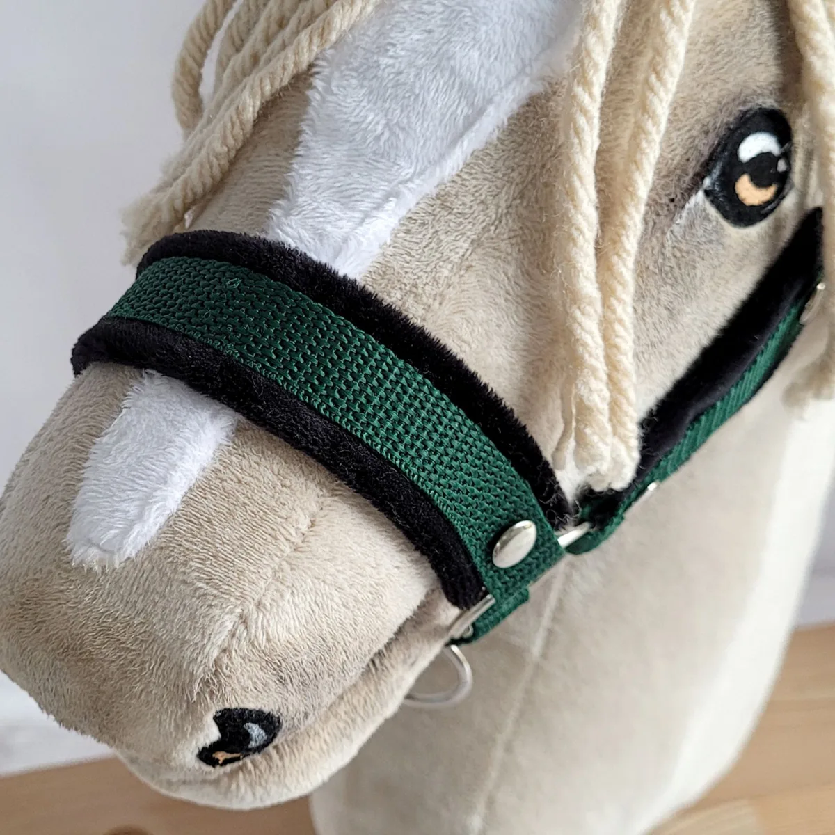 Rinkinys „Hobby Horse“ žirgui: apynasris A3 su juodu kailiuku ir virvinis pavadis, spalva: žalia