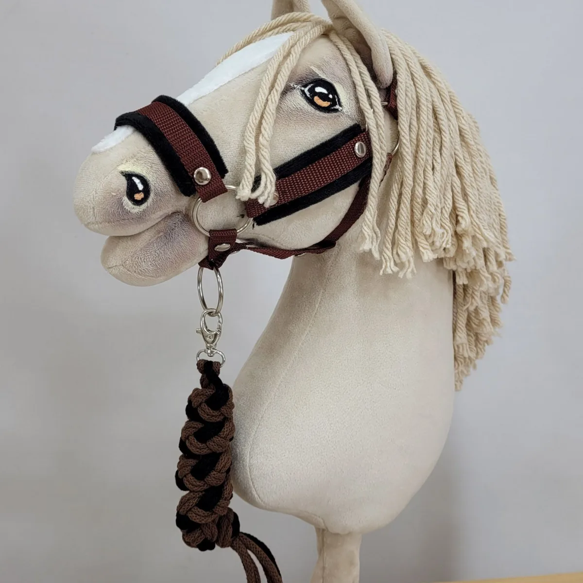 Rinkinys „Hobby Horse“ žirgui: apynasris A3 su juodu kailiuku ir virvinis pavadis, spalvos: rožinė, ruda ir kitos