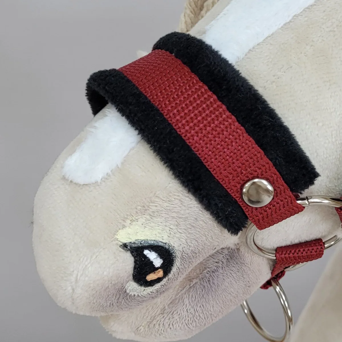 Rinkinys „Hobby Horse“ žirgui: apynasris A3 su juodu kailiuku ir virvinis pavadis, spalvos: oranžinė, raudona ir rožinė