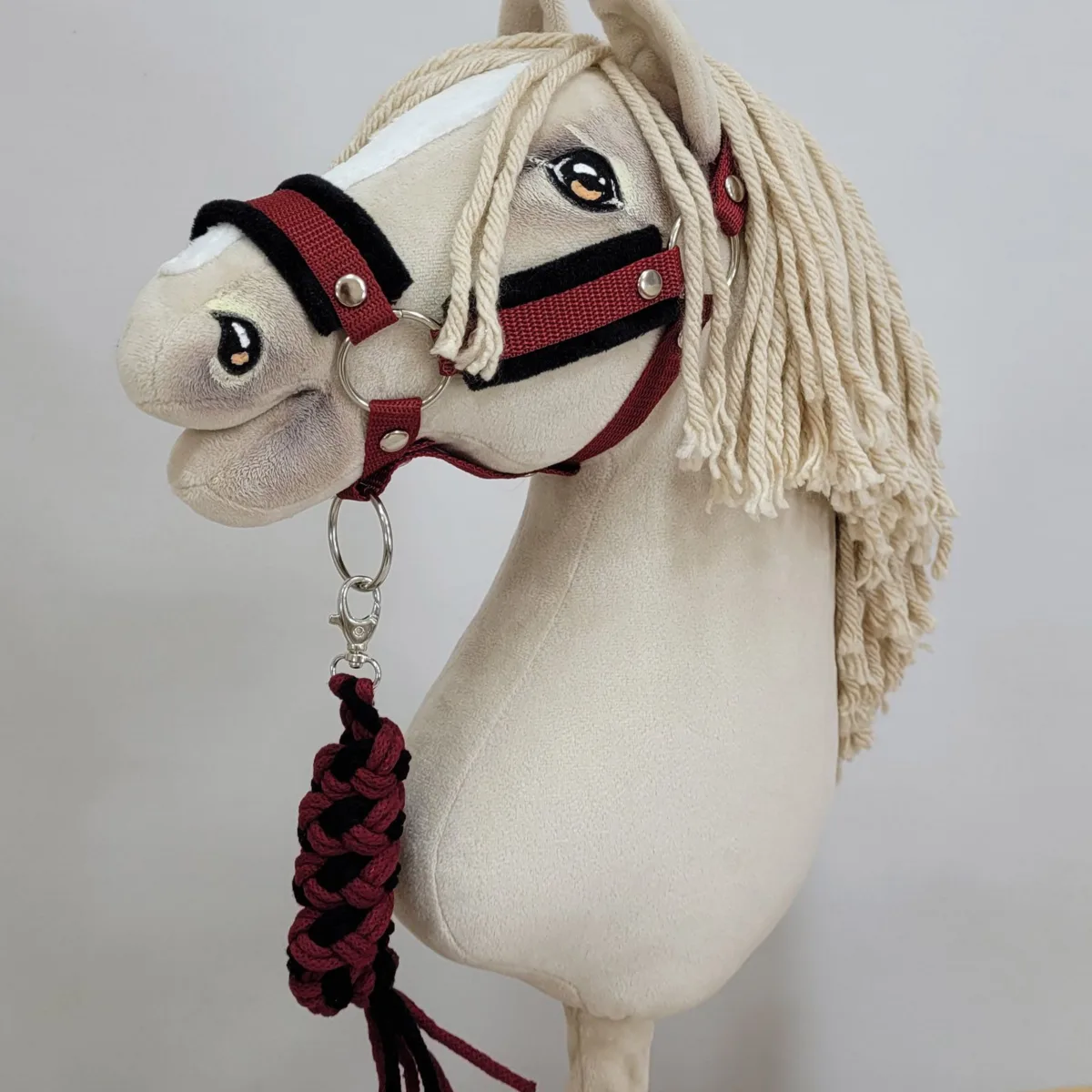 Rinkinys „Hobby Horse“ žirgui: apynasris A3 su juodu kailiuku ir virvinis pavadis, spalvos: oranžinė, raudona ir rožinė