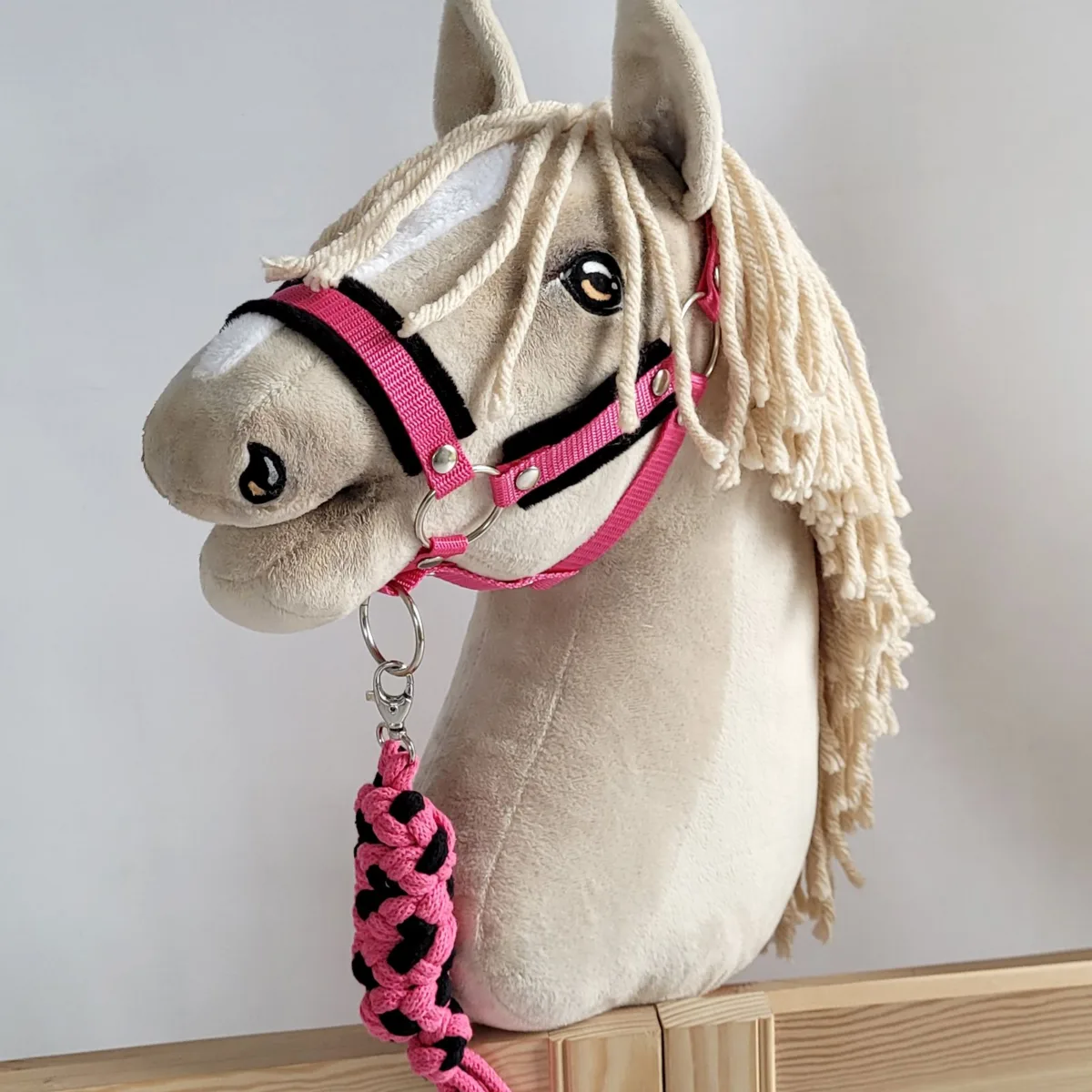 Rinkinys „Hobby Horse“ žirgui: apynasris A3 su juodu kailiuku ir virvinis pavadis, spalvos: oranžinė, raudona ir rožinė