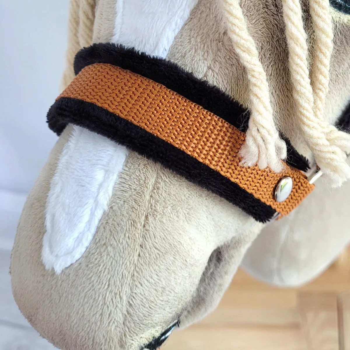 Rinkinys „Hobby Horse“ žirgui: apynasris A3 su juodu kailiuku ir virvinis pavadis, spalvos: geltona ir juoda